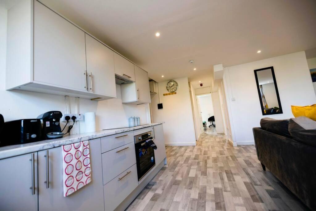 2 Bedrooms -Parking-Very Spacious-Wifi London Bagian luar foto