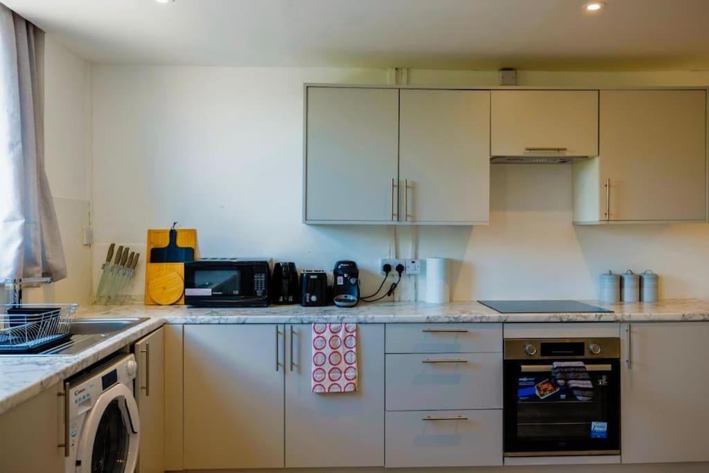 2 Bedrooms -Parking-Very Spacious-Wifi London Bagian luar foto