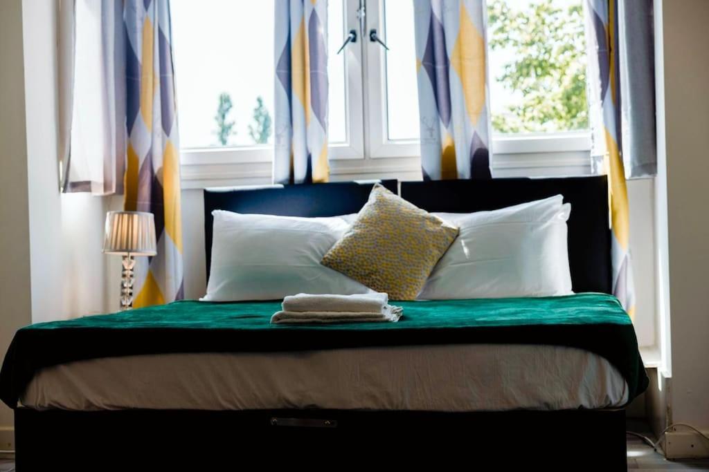 2 Bedrooms -Parking-Very Spacious-Wifi London Bagian luar foto