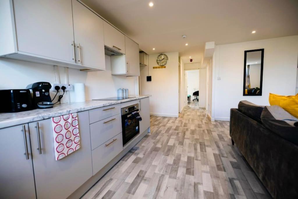 2 Bedrooms -Parking-Very Spacious-Wifi London Bagian luar foto