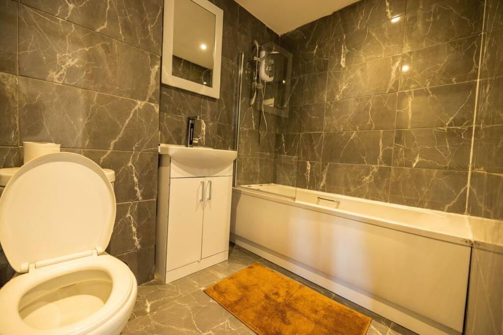2 Bedrooms -Parking-Very Spacious-Wifi London Bagian luar foto