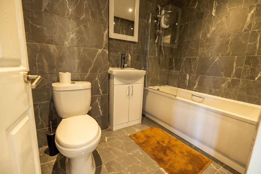2 Bedrooms -Parking-Very Spacious-Wifi London Bagian luar foto