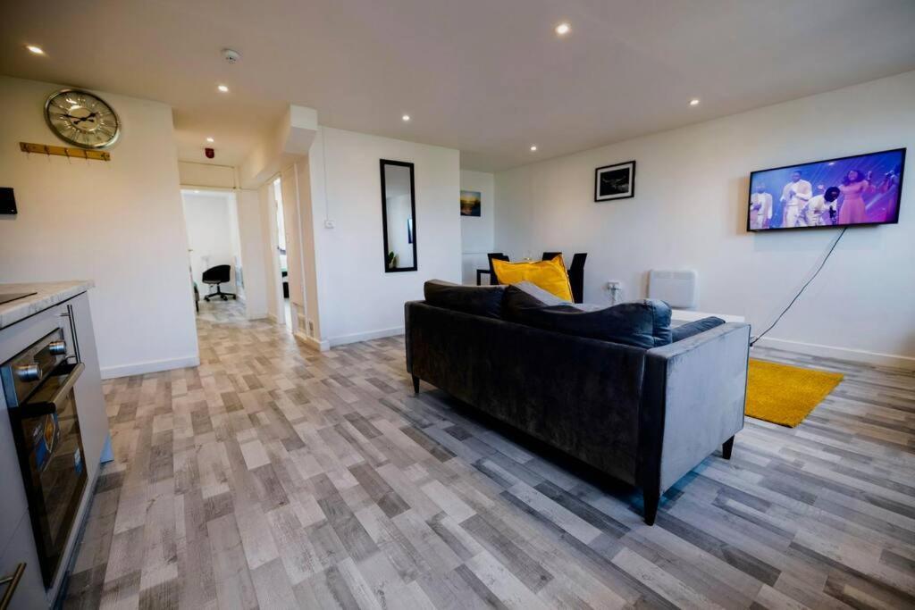 2 Bedrooms -Parking-Very Spacious-Wifi London Bagian luar foto