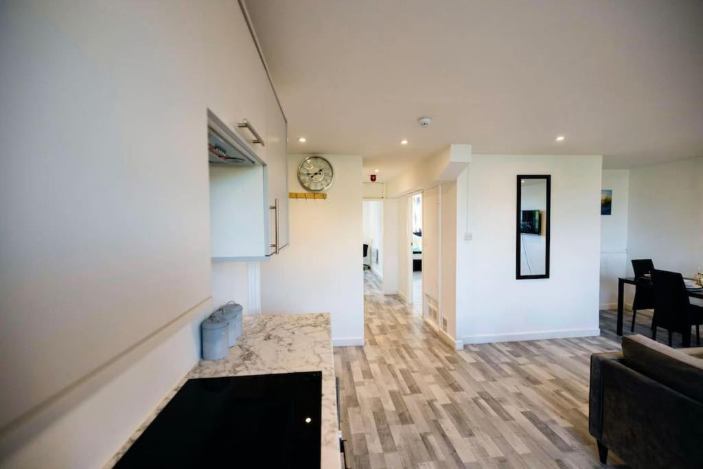 2 Bedrooms -Parking-Very Spacious-Wifi London Bagian luar foto